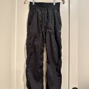 Dance Studio Mid-Rise Pant
Regular — Black